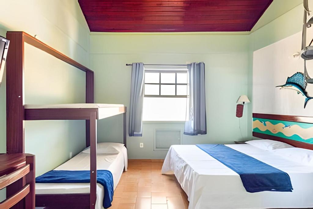 a bedroom with two bunk beds and a window at Flat 208-A Vista Mar com Piscina in Cabo Frio