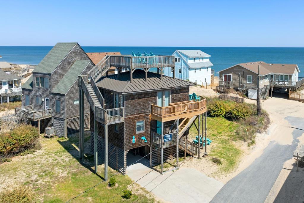 eine Luftansicht eines Hauses mit einer Terrasse in der Unterkunft Amazing View in Nags Head