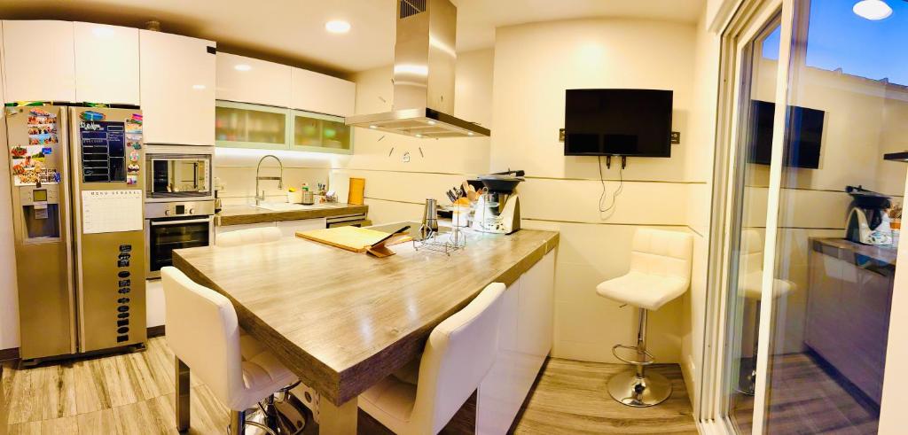 Η κουζίνα ή μικρή κουζίνα στο Chalet Familiar Jardín a 15 min centro y Warner