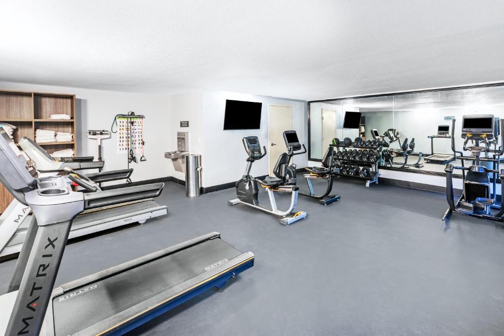 Fitness centrum a/nebo fitness zařízení v ubytování Holiday Inn Port Arthur - Park Central by IHG