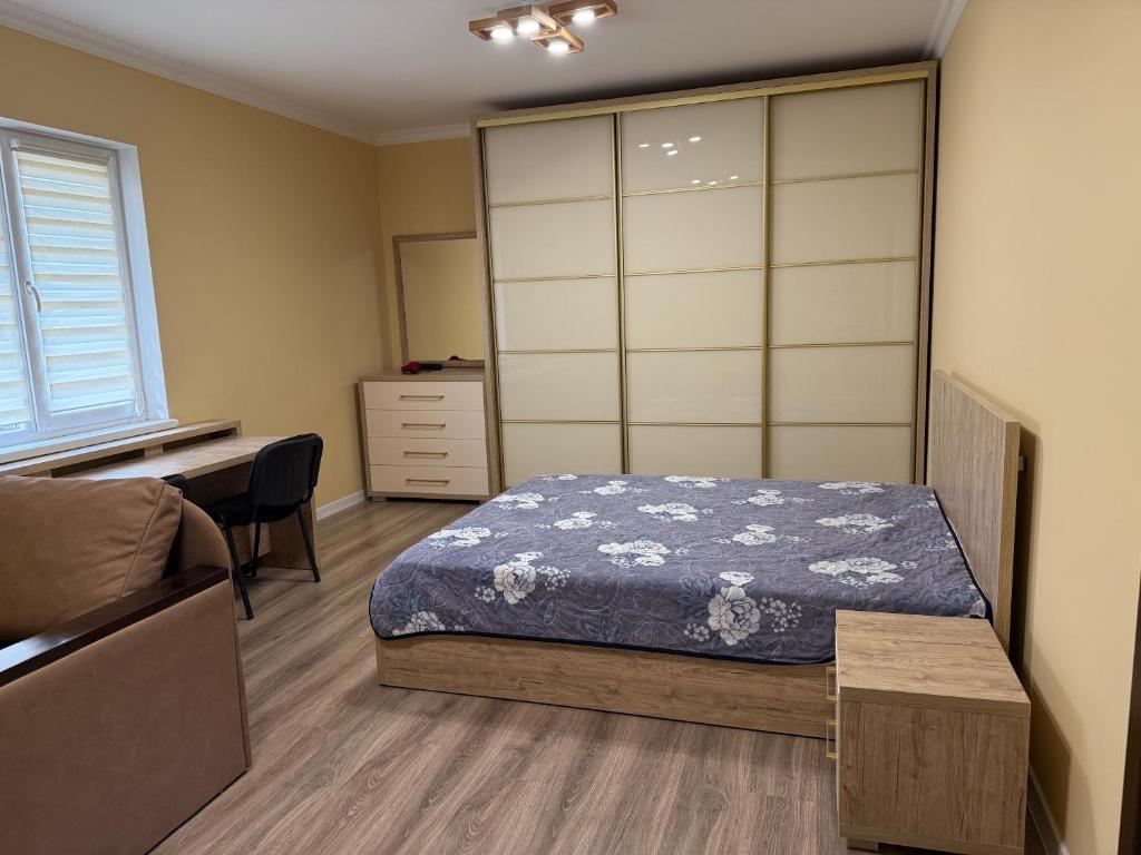 una camera da letto con un letto e una scrivania di ViLLA KUMANETS a Skhidnytsia
