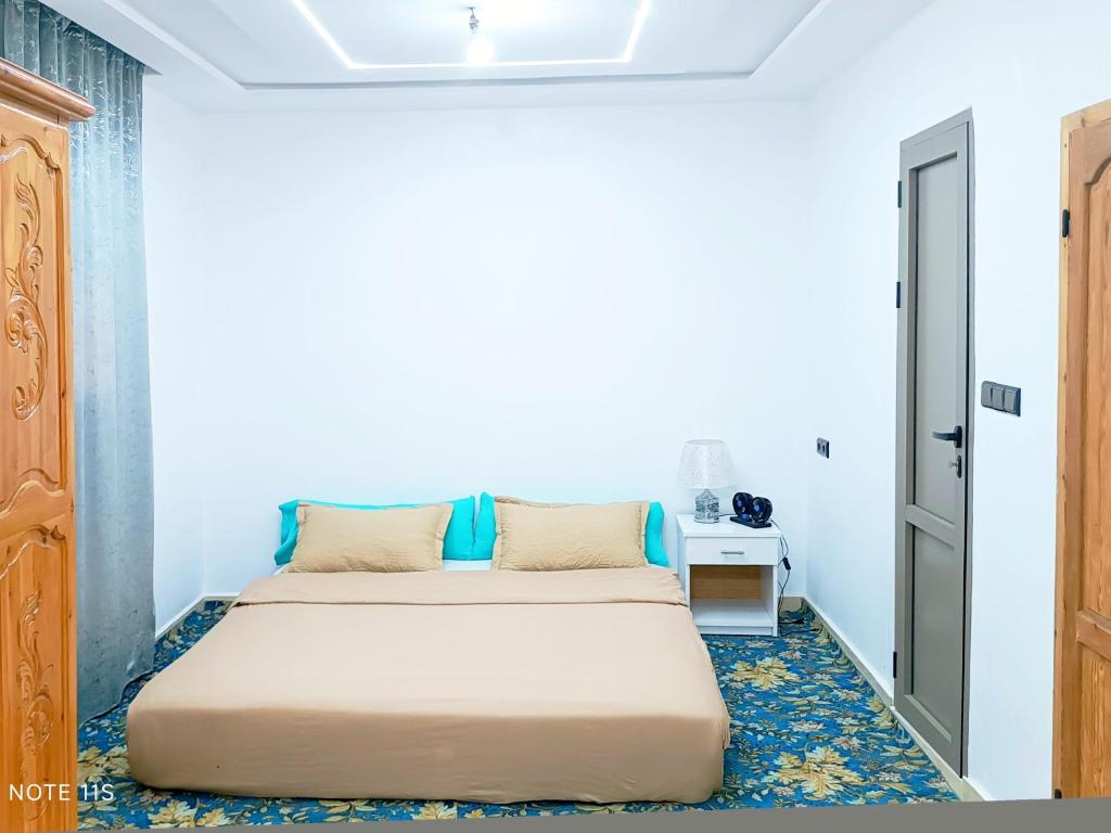 Postel nebo postele na pokoji v ubytování Aziz House 1
