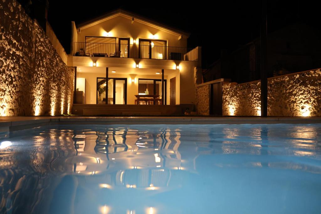 Πισίνα στο ή κοντά στο Can Olivera Lujo rural con piscina climatizada