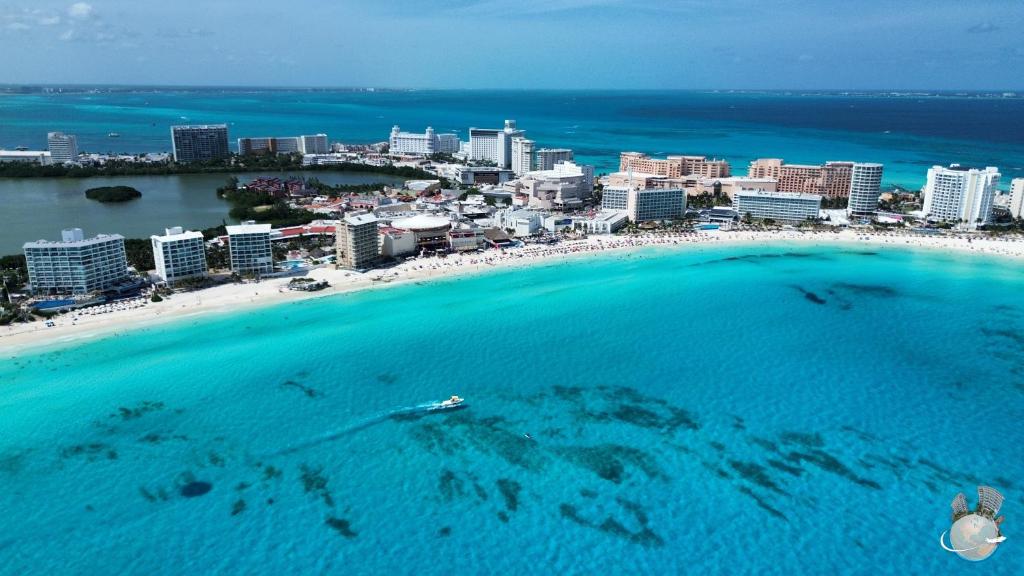 een luchtzicht op een strand en een stad bij Mexican Style Top Floor in Cancun