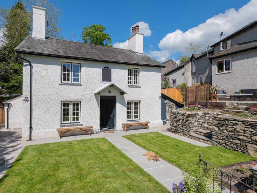 ein weißes Haus mit einem Garten davor in der Unterkunft 2 Bed in Bowness-on-Windermere SZ197 in Bowness-on-Windermere