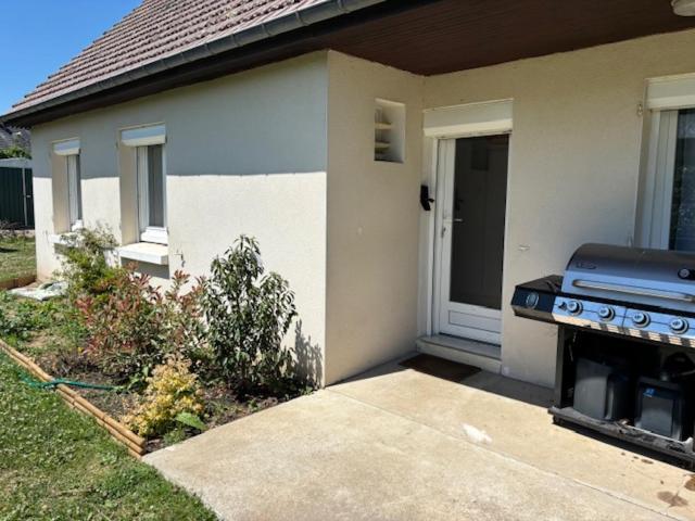 Una casa con una estufa en el frente. en Maison 4 Chambres Normandie, en Clasville