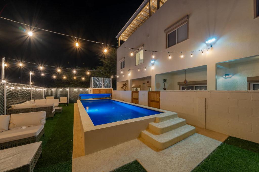 uma piscina no quintal de uma casa à noite em 3 Story House 3BR 2BA Rooftop View with Heated Pool em La Choya