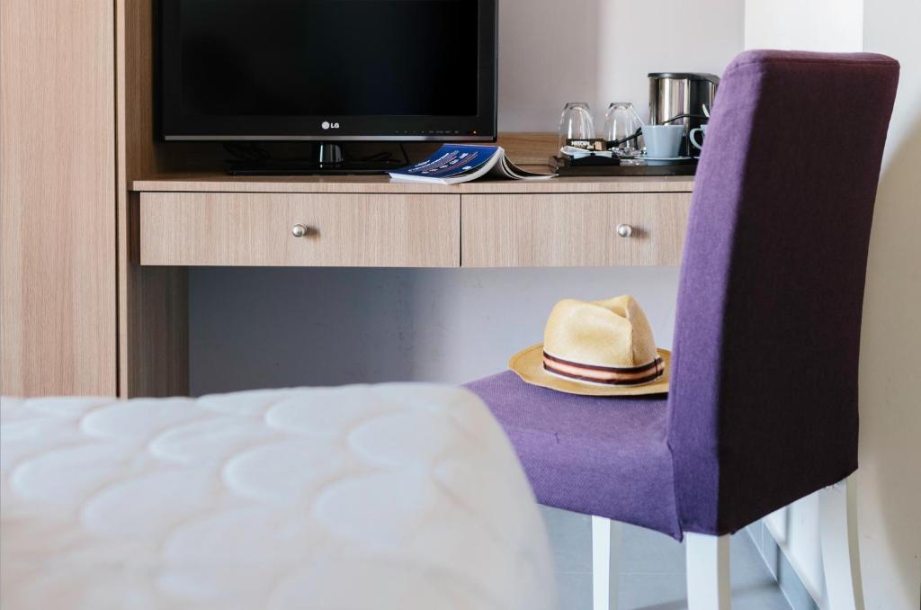 TV a/nebo společenská místnost v ubytování Dimitra Boutique Hotel