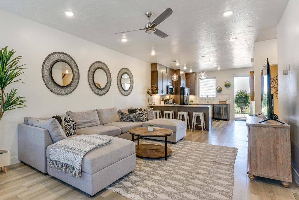 Χώρος καθιστικού στο Pool Access St George Townhome Near Trails!