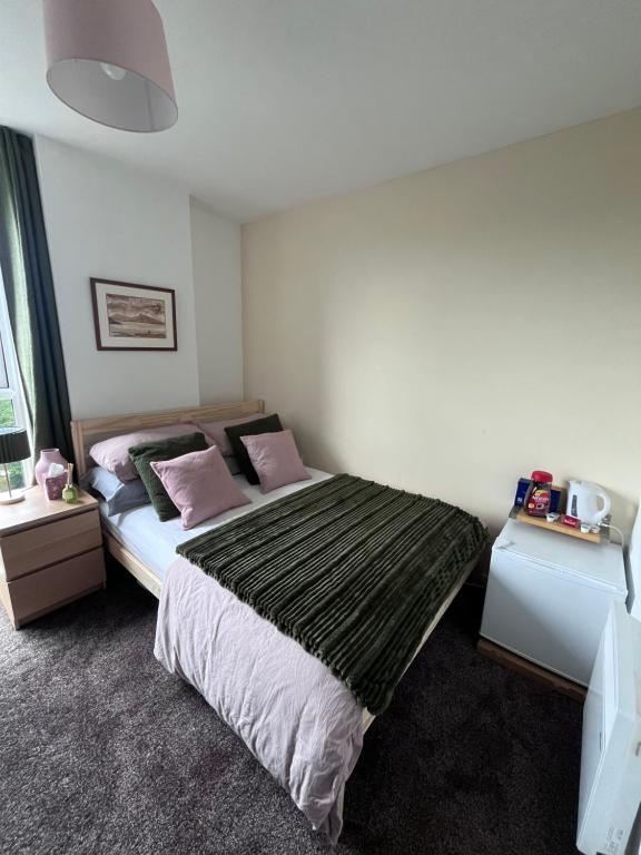 Кровать или кровати в номере Double Bedroom - Private Bathroom - City Centre