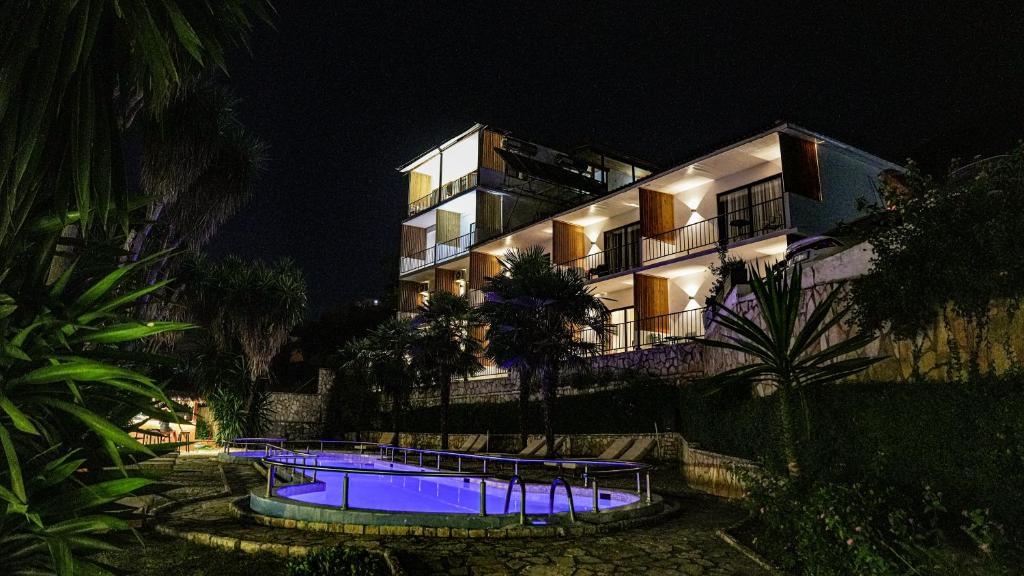 Bazén v ubytování Hotel Sanremo Vlore nebo v jeho okolí