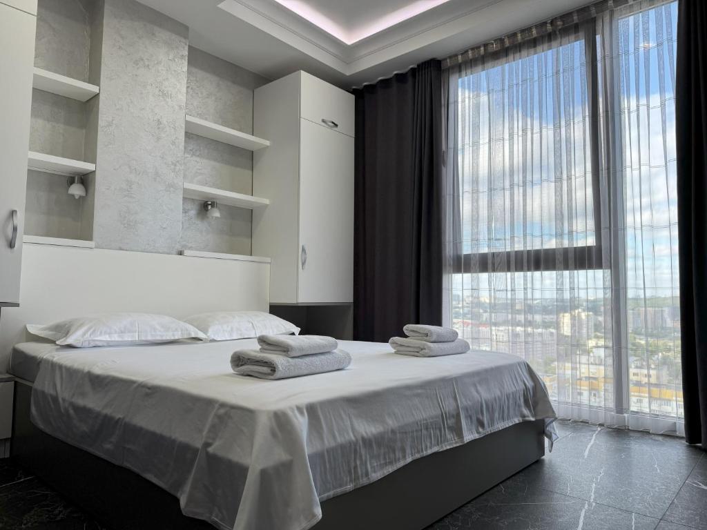 SkyHouse Premium Loft tesisinde bir odada yatak veya yataklar