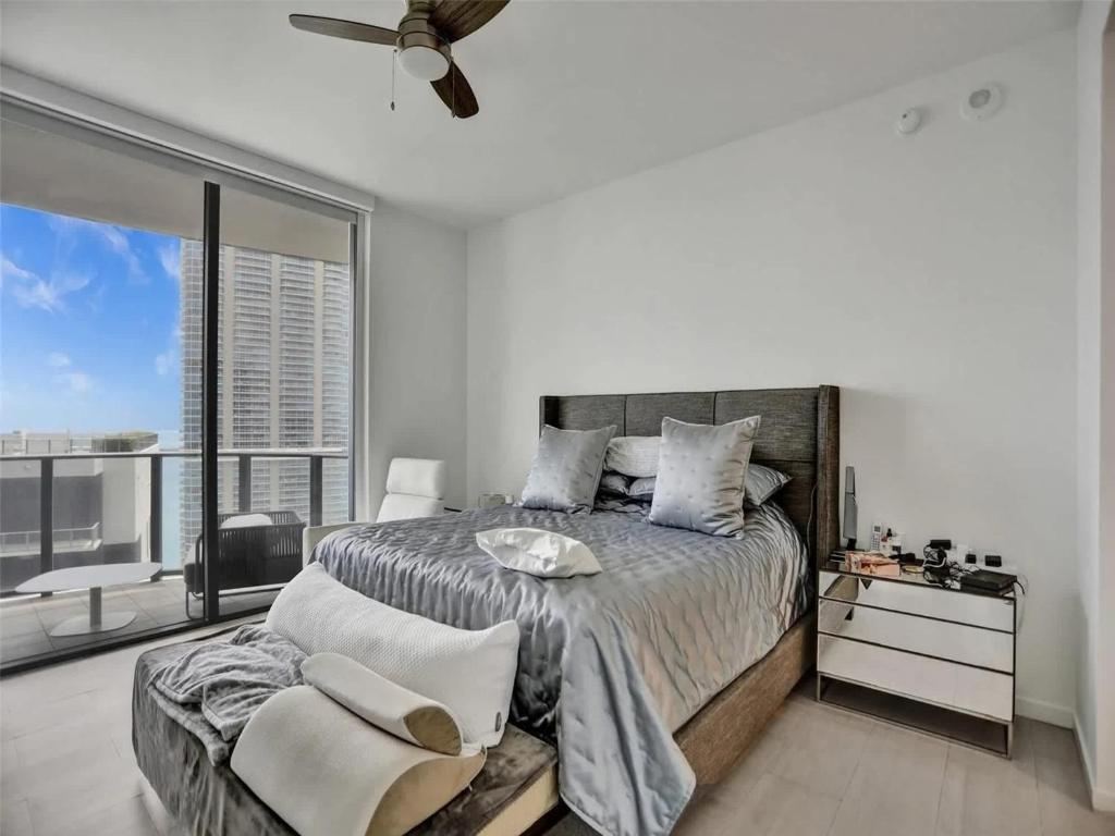 Postel nebo postele na pokoji v ubytování Elegant Penthouse with Bay Views in Brickell