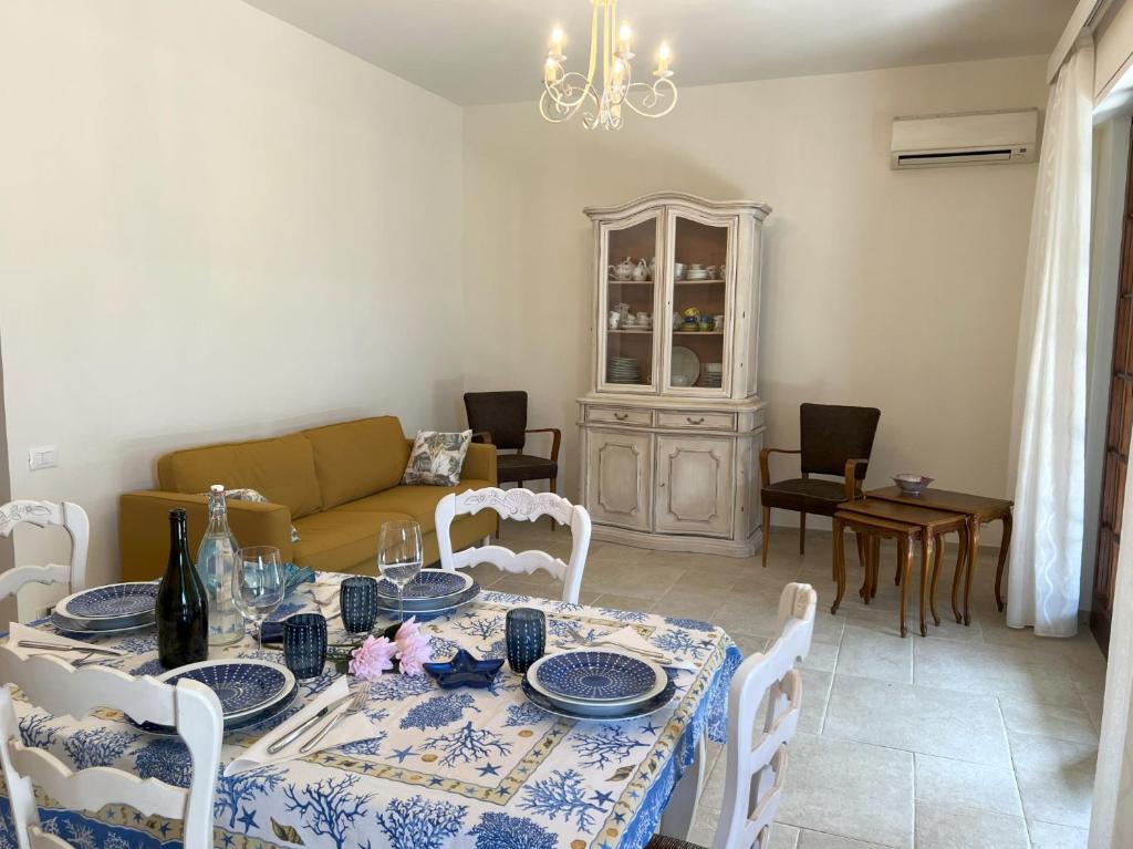 un salon avec une table et un canapé dans l'établissement Il Gelsomino, à Mommio