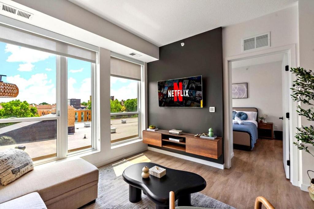 Μια τηλεόραση ή/και κέντρο ψυχαγωγίας στο Stylish 1Bd In Heart of Minneapolis, Minutes From Minneapolis Convention Center & US Bank Arena