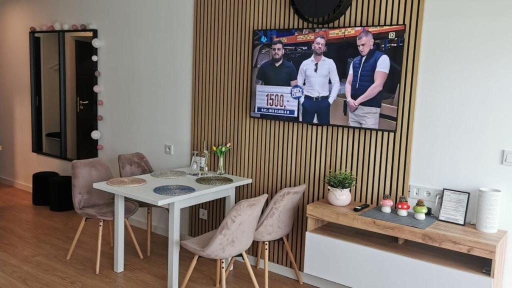 Televízia a/alebo spoločenská miestnosť v ubytovaní Solny Resort - Apartament Aida A048