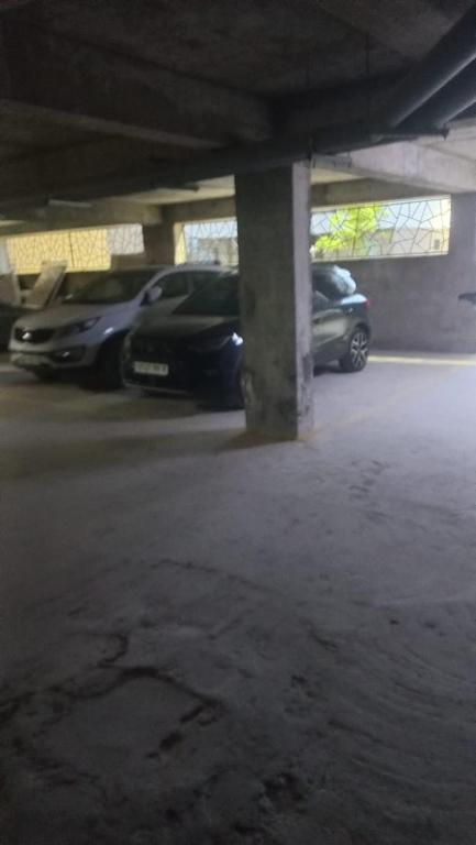 un garage avec des voitures qui y sont garées dans l'établissement BEJAIA Location Appartements de 49 à 59eur, à Béjaïa