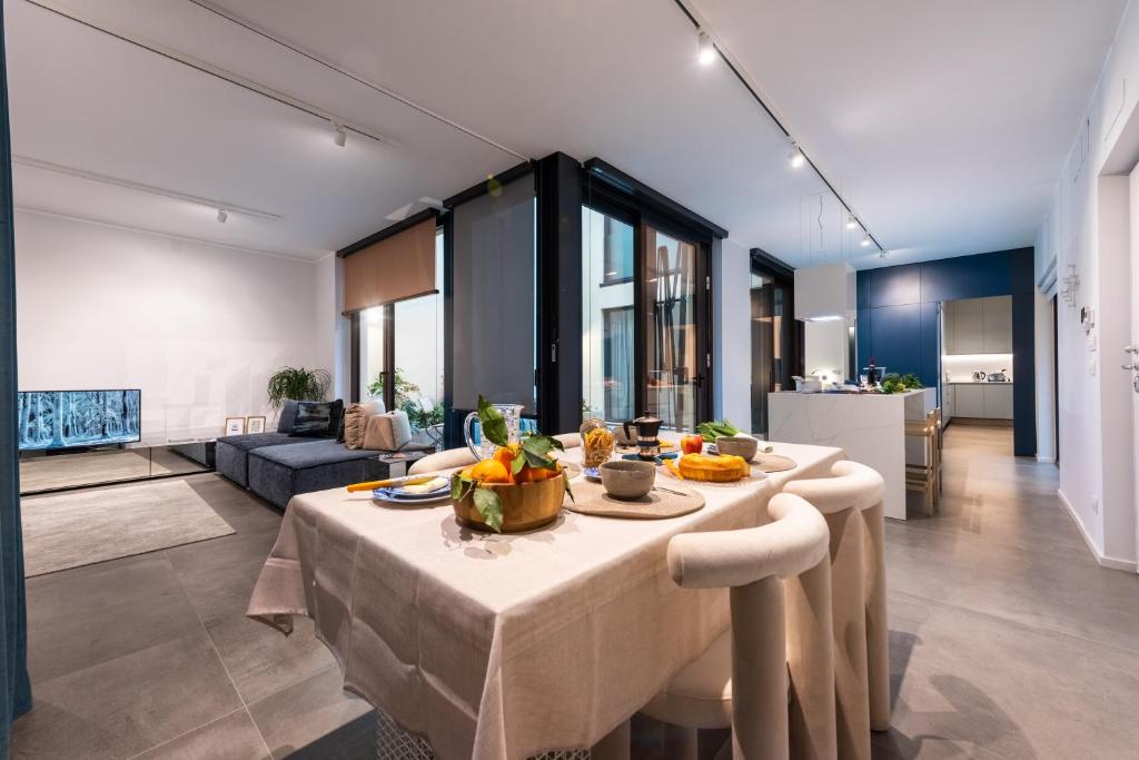 un soggiorno con tavolo e frutta di SuitePrince a Torino