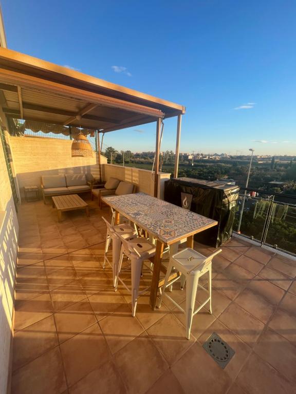 Μπαλκόνι ή βεράντα στο Mountains, the Sea and Orange Fields - Calm Retreat with Scenic Balcony