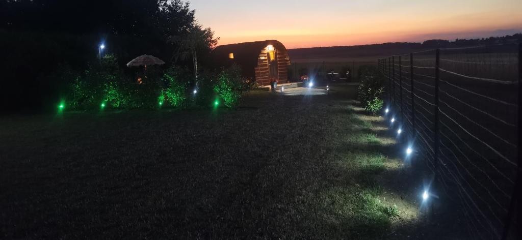 Fotografie z fotogalerie ubytování Cahute enchantée Aubois dormant v destinaci Magny-Fouchard