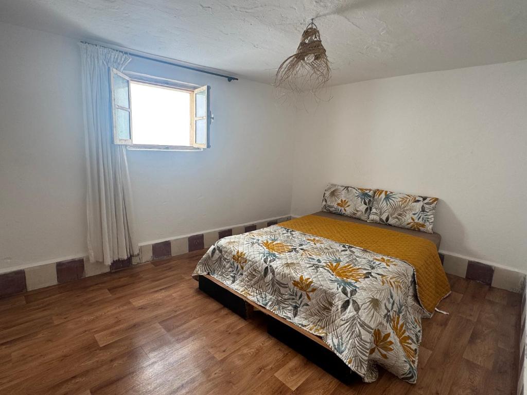 um quarto com uma cama e uma janela em Dar sidi laghazi em Essaouira