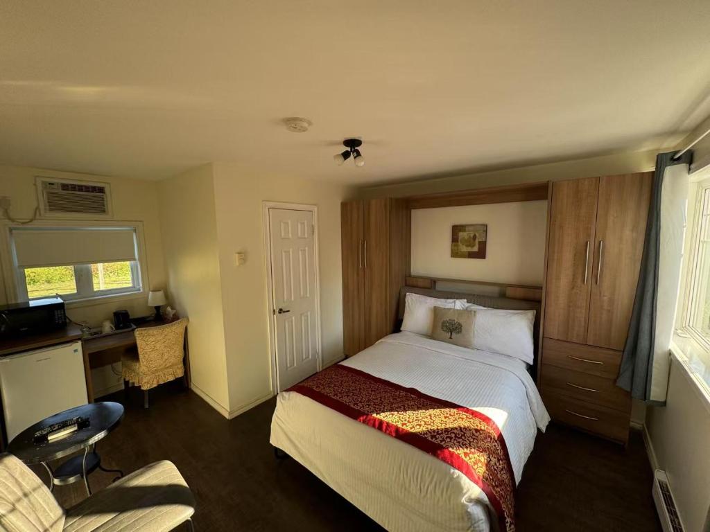 a bedroom with a bed and a desk and a chair at Objectif Santé in Longueuil