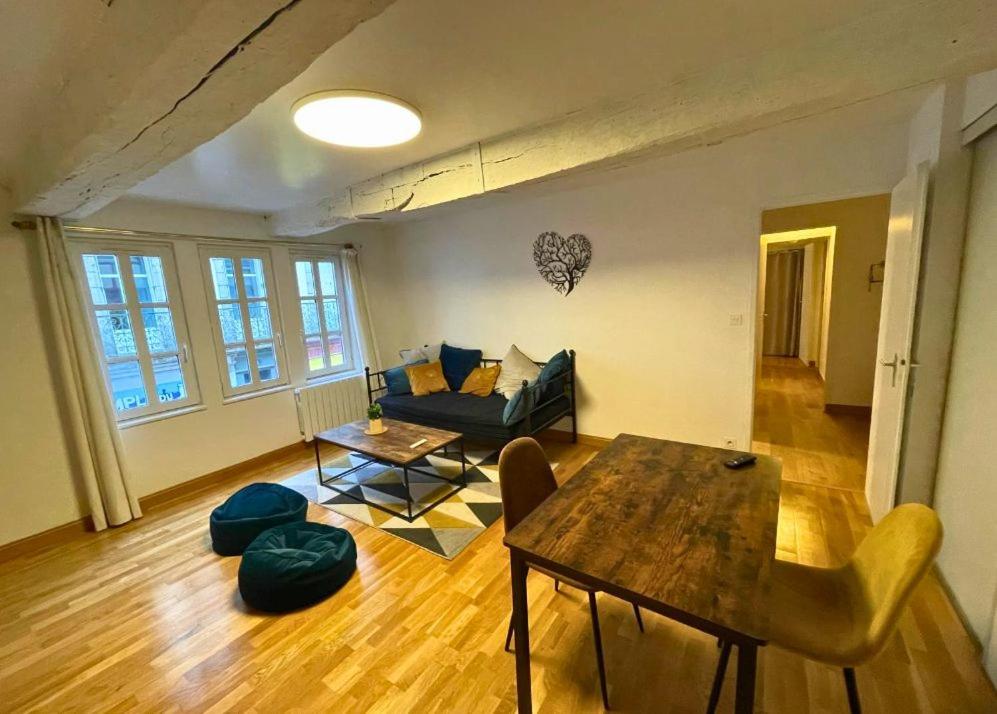 un salon avec un canapé et une table dans l'établissement Cosy T3 Vannes, à Vannes