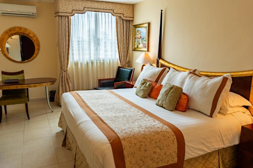Postel nebo postele na pokoji v ubytování TOSCANA INN HOTEL