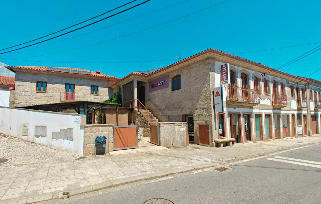 een gebouw aan de kant van een straat bij LR Vintage 64 in Vila Real