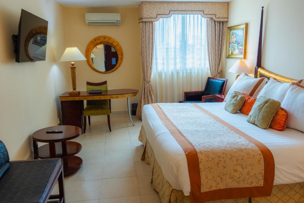 Postel nebo postele na pokoji v ubytování TOSCANA INN HOTEL