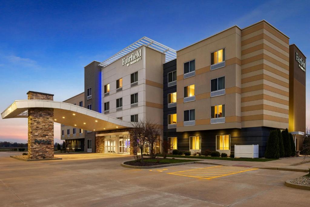 een weergave van een hotel met een parkeerplaats bij Fairfield Inn & Suites by Marriott St. Louis Pontoon Beach/Granite City, IL in Collinsville