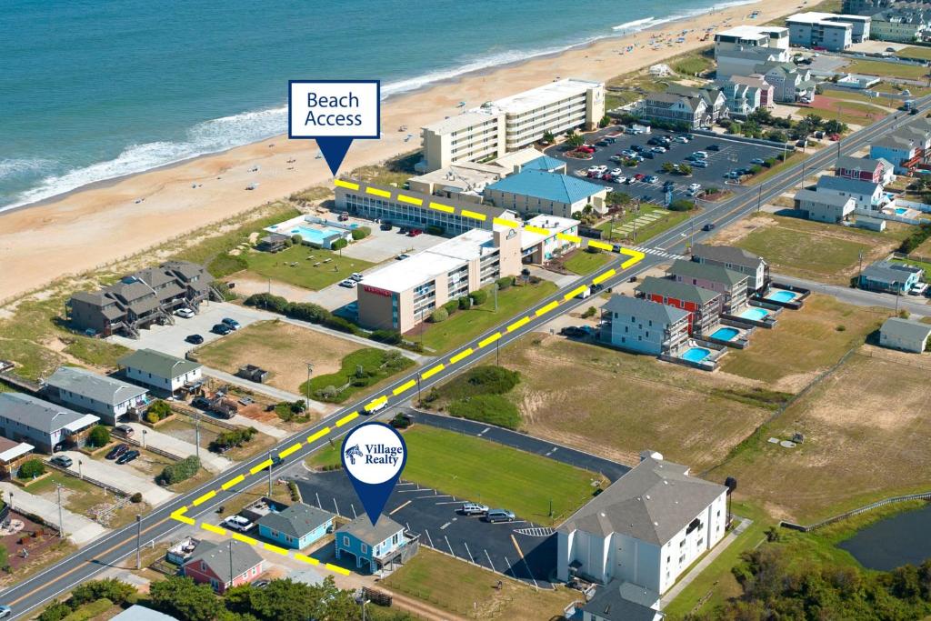 una vista aérea de un complejo turístico cerca de la playa en Gypsea Wind, en Kill Devil Hills