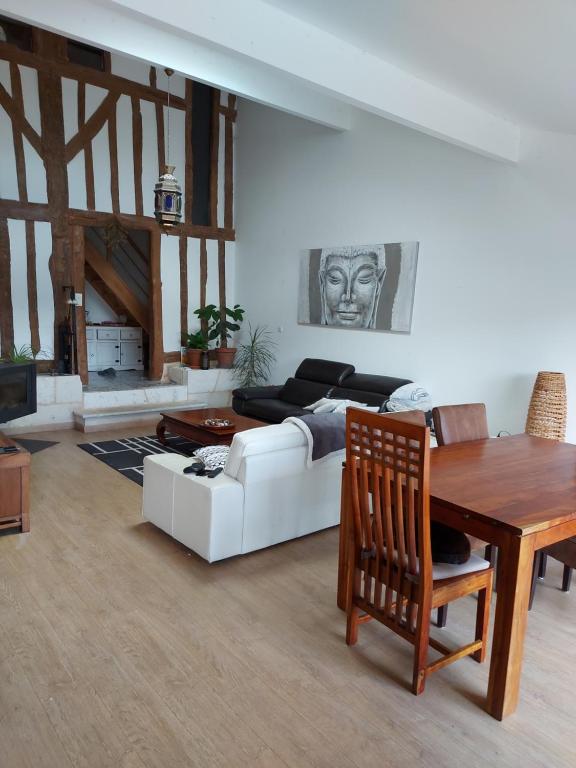 Maison de charme - Four-Bedroom House