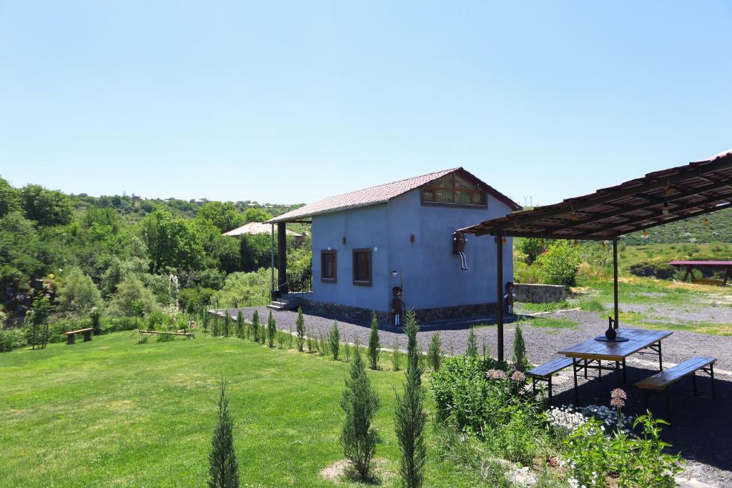 mały domek na środku podwórka w obiekcie River Home w mieście Kʼaghsi