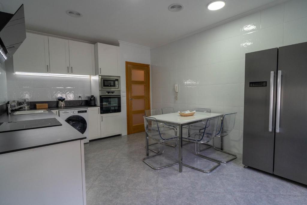 Kuchyňa alebo kuchynka v ubytovaní Apartamento Sarmiento- Casco histórico Mondoñedo