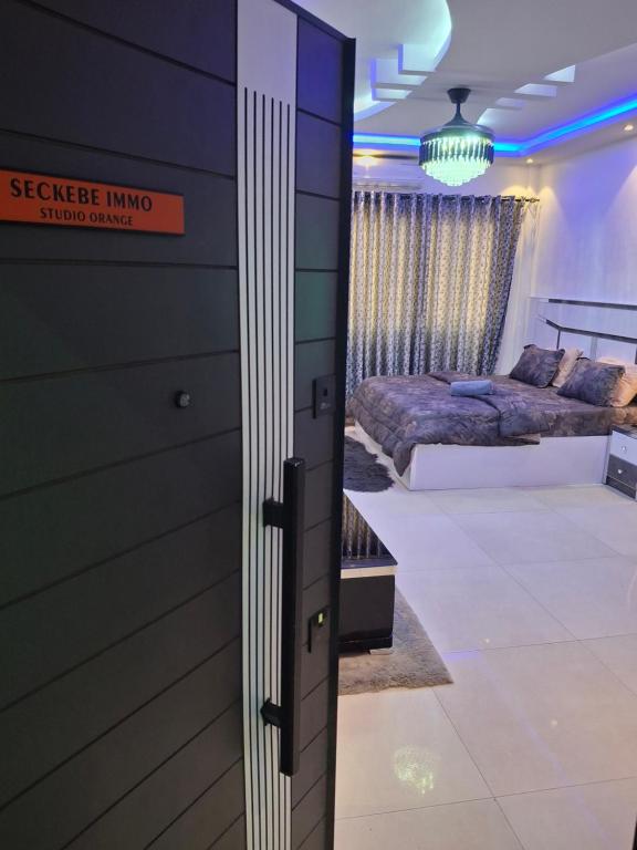 a door leading into a bedroom with two beds at Seckebe Immo Studio Orange in Dakar