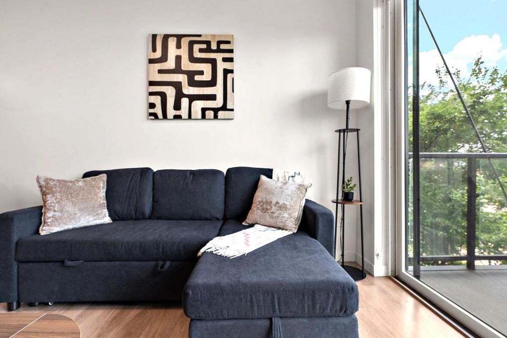 Posezení v ubytování W322 Cozy Luxury 1Bedroom Condo In Downtown Minneapolis, Minutes From Minneapolis Convention Center & US Bank Arena