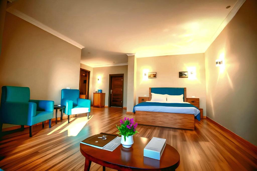 Postel nebo postele na pokoji v ubytování PYramiDS OaSiS ViEW HoTeL