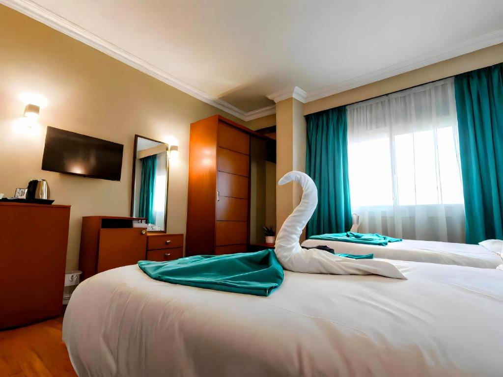 Postel nebo postele na pokoji v ubytování PYramiDS OaSiS ViEW HoTeL