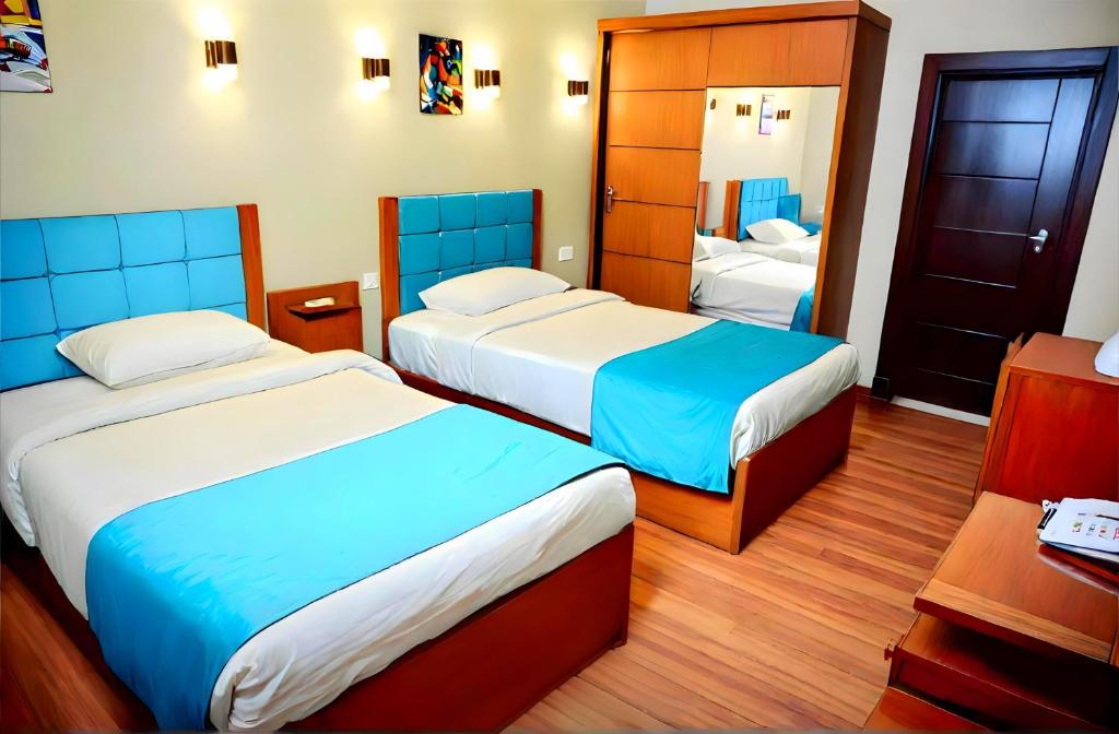 Postel nebo postele na pokoji v ubytování PYramiDS OaSiS ViEW HoTeL