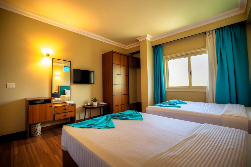 Postel nebo postele na pokoji v ubytování PYramiDS OaSiS ViEW HoTeL