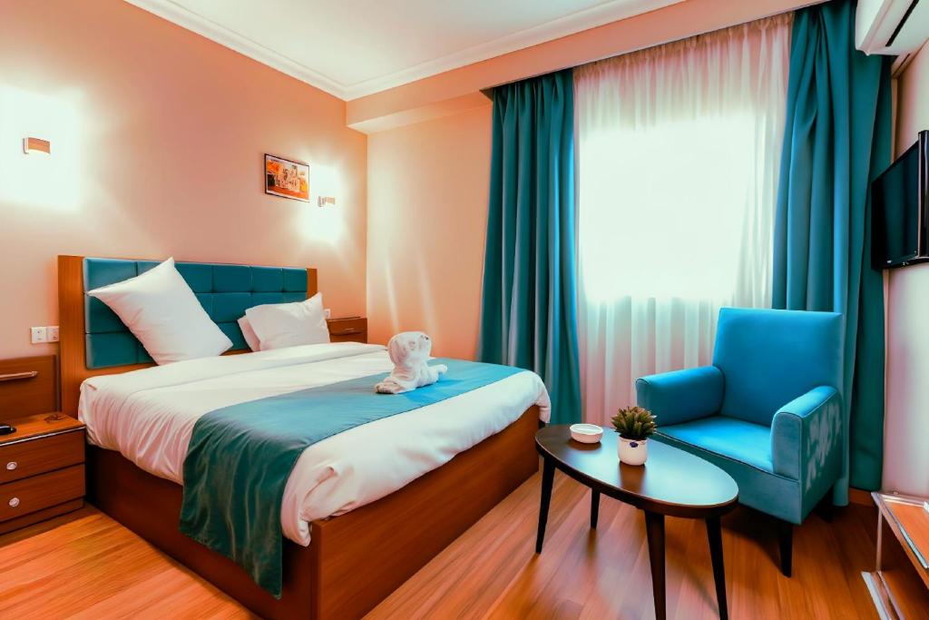 Postel nebo postele na pokoji v ubytování PYramiDS OaSiS ViEW HoTeL