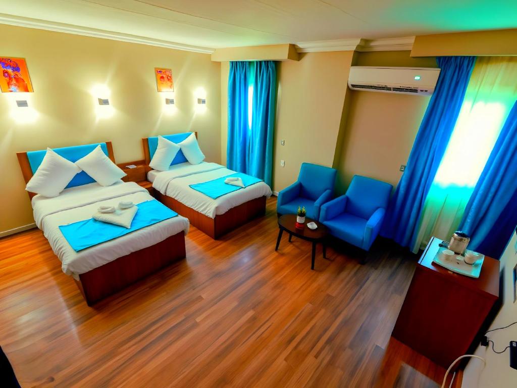 Postel nebo postele na pokoji v ubytování PYramiDS OaSiS ViEW HoTeL
