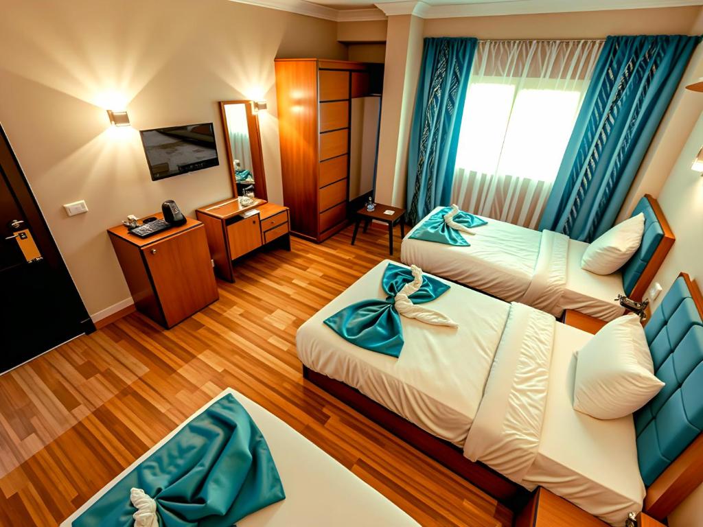 TV a/nebo společenská místnost v ubytování PYramiDS OaSiS ViEW HoTeL