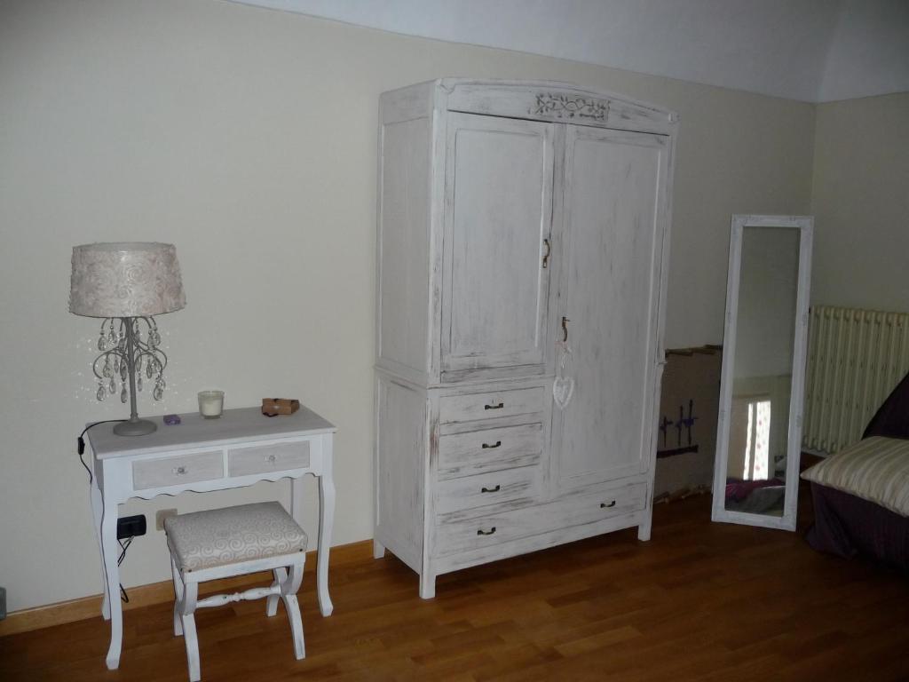 1 dormitorio con un gran armario blanco y un escritorio en Casa Delfino, en Cuneo
