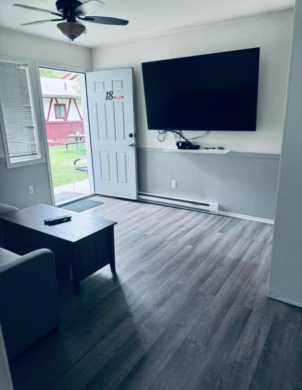 TV a/nebo společenská místnost v ubytování Sunset Motel