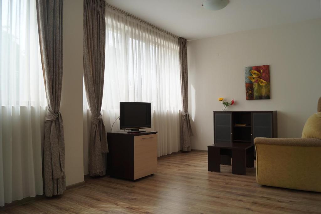 TV a/nebo společenská místnost v ubytování Hotel Kardjali