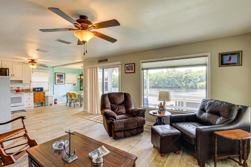 Χώρος καθιστικού στο Dock and Screened Porch Suwannee River Retreat!