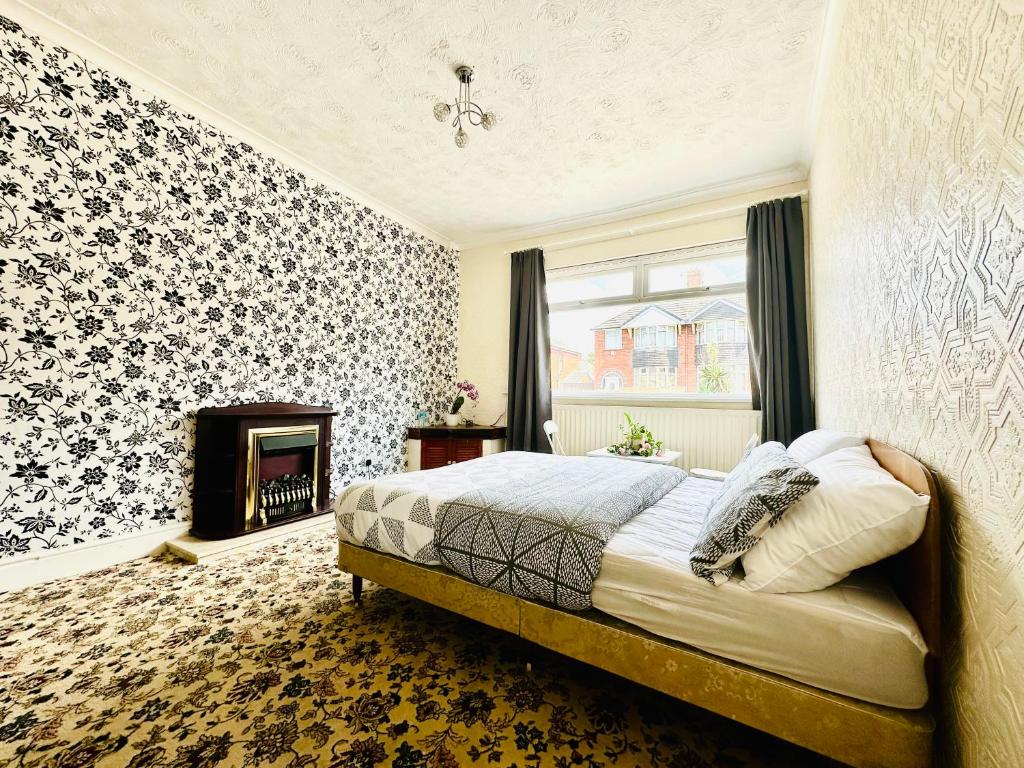 Postel nebo postele na pokoji v ubytování Cozy Corner Stoke