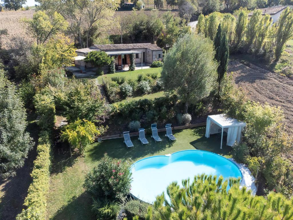 una vista aerea di un cortile con piscina di Haus In Ostra Mit Privatem Pool a Ostra